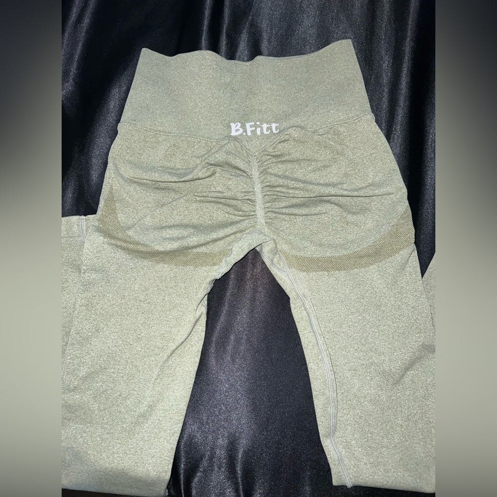 Women’s scrunch lift athletic leggings